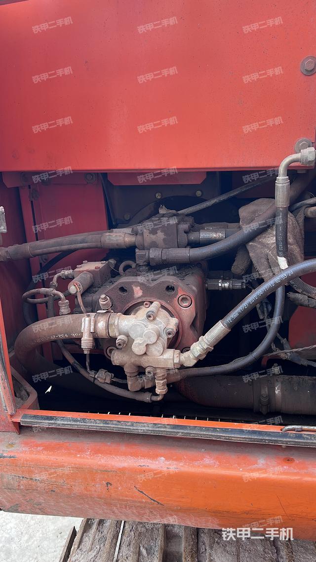 液壓泵艙室正面整體(整機(jī)外觀) 液壓泵艙室正面整體(整機(jī)外觀)