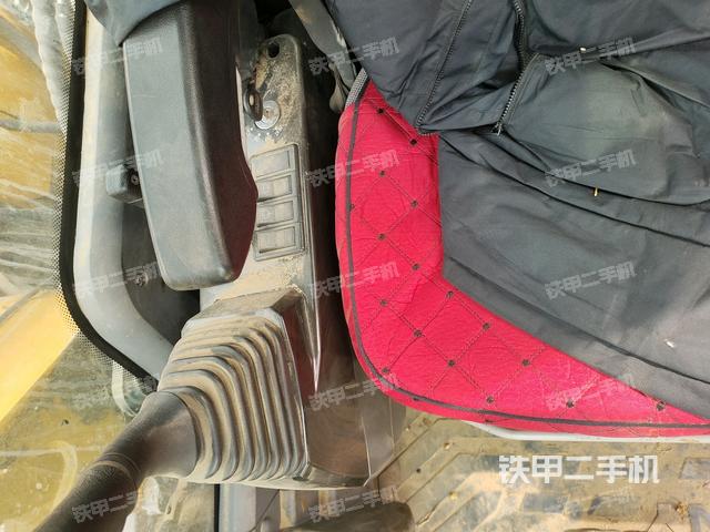 座椅右側控制臺/鑰匙門/油門/含右手柄（駕駛室部分）