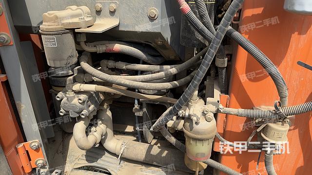 回转马达和主控阀（整机外观）