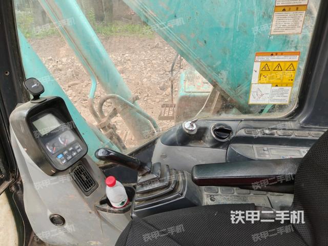 左后方玻璃角標(biāo)（駕駛室部分）