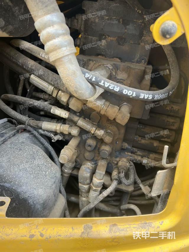 回轉馬達和主控閥(整機外觀) 回轉馬達和主控閥(整機外觀)