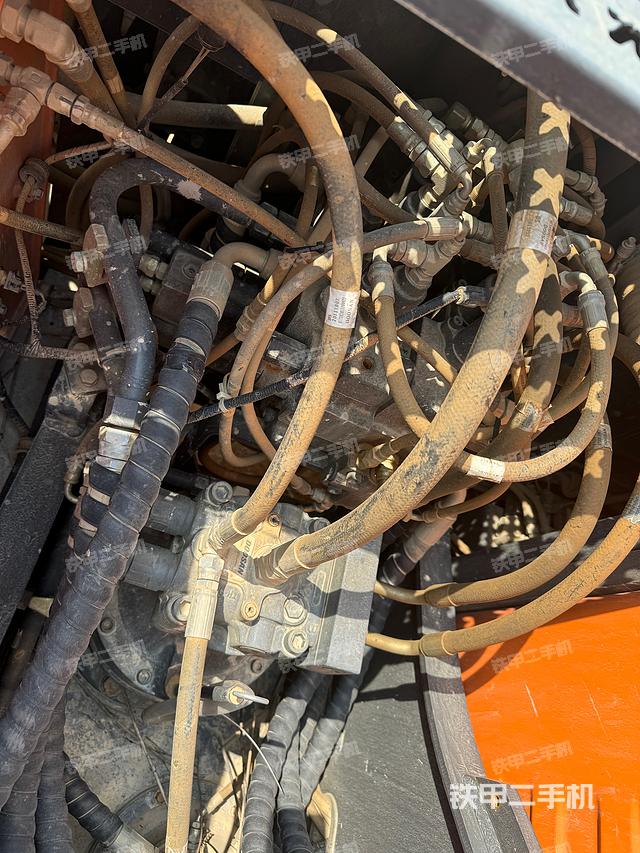 回轉(zhuǎn)馬達(dá)和主控閥(整機(jī)外觀) 回轉(zhuǎn)馬達(dá)和主控閥(整機(jī)外觀)