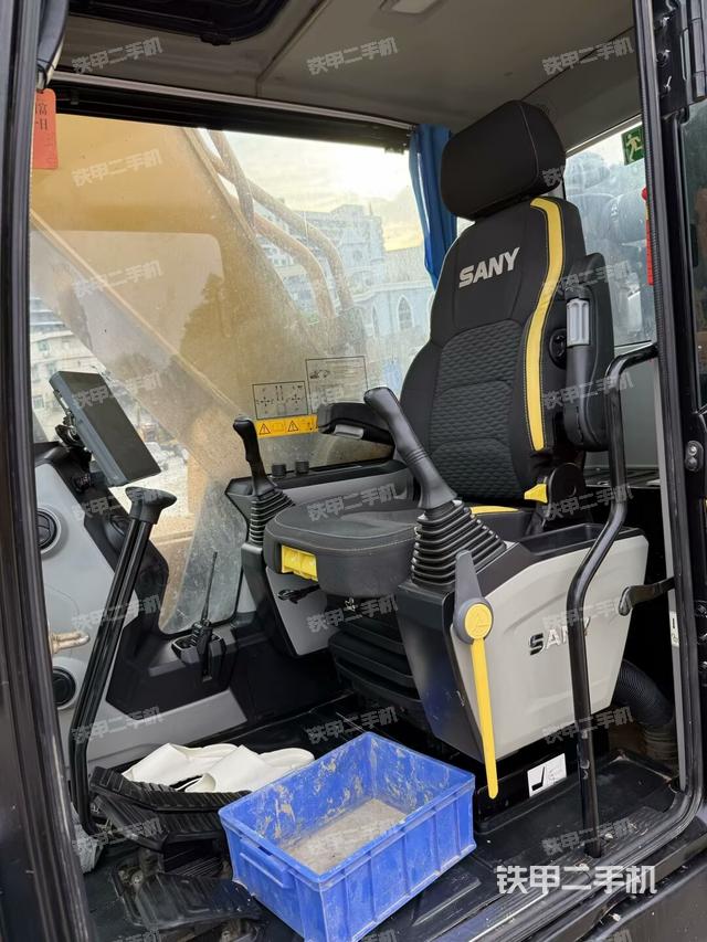 駕駛室整體(整機外觀) 駕駛室整體(整機外觀)