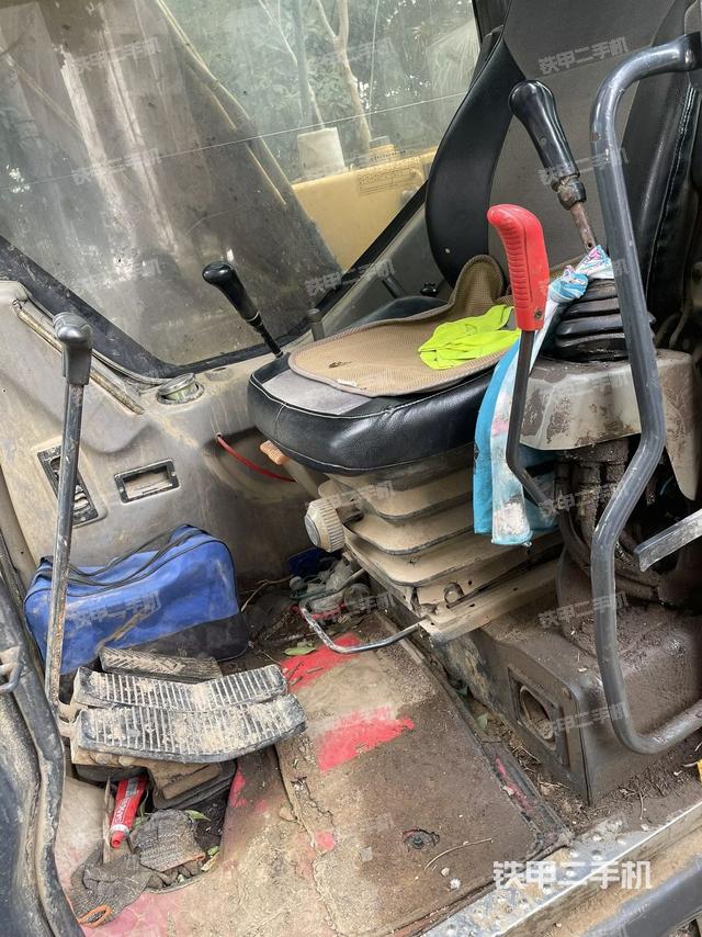 駕駛室整體(整機(jī)外觀) 駕駛室整體(整機(jī)外觀)