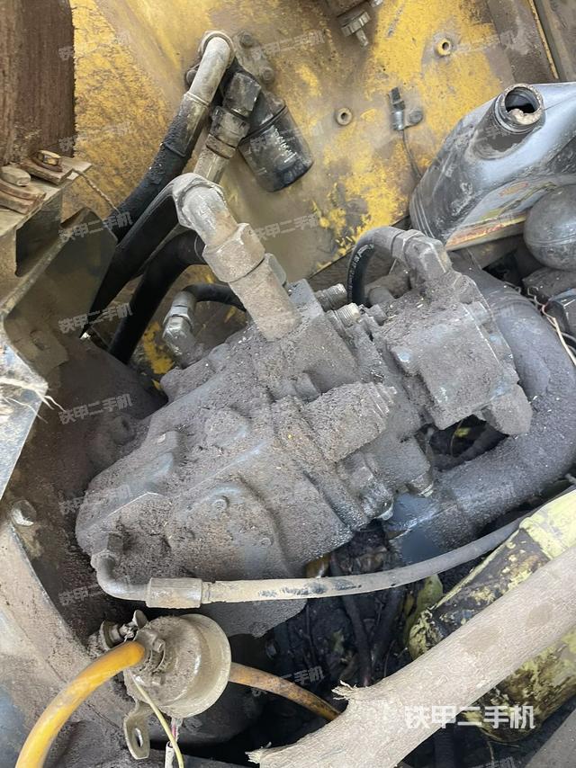 液壓泵艙室正面整體(整機(jī)外觀) 液壓泵艙室正面整體(整機(jī)外觀)