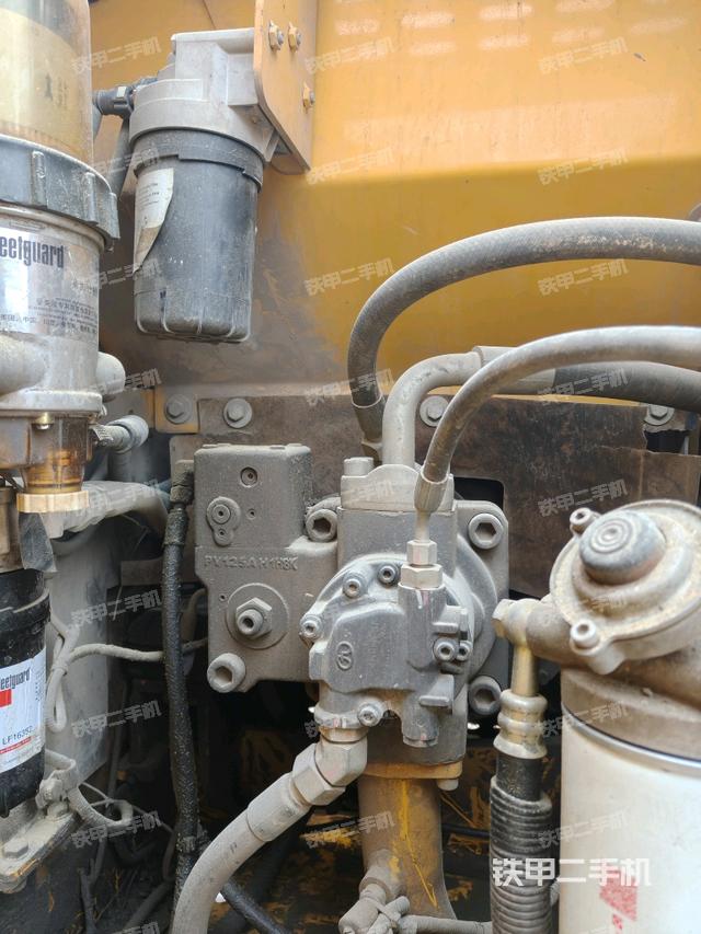液壓泵艙室正面整體(整機(jī)外觀) 液壓泵艙室正面整體(整機(jī)外觀)