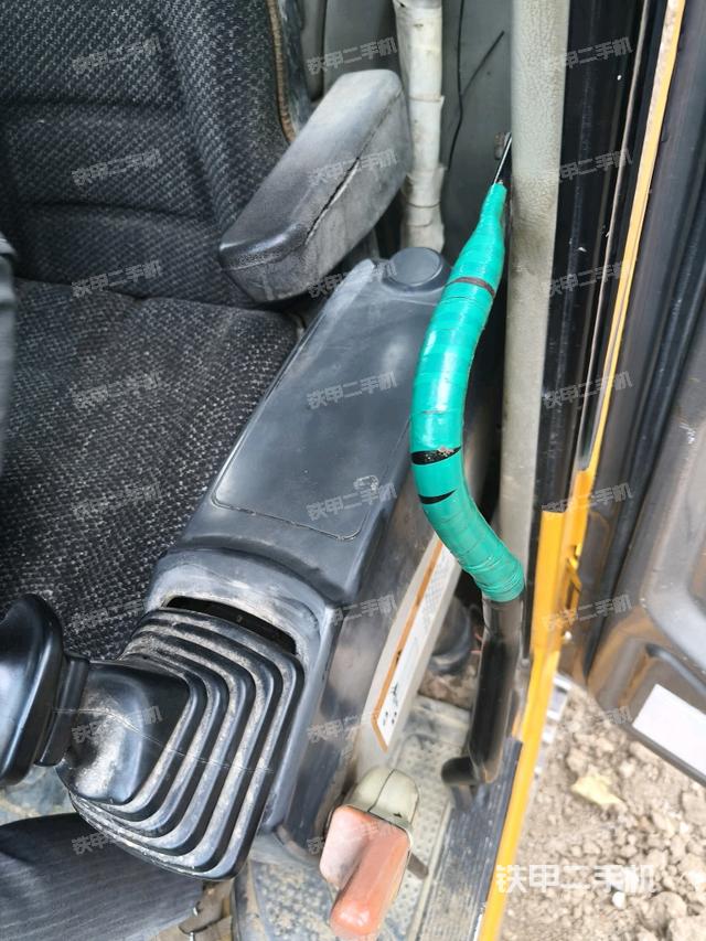 座椅右側(cè)控制臺(tái)/鑰匙門(mén)/油門(mén)/含右手柄（駕駛室部分）