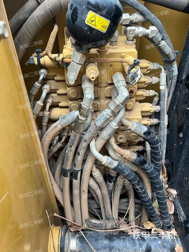 回转马达和主控阀（整机外观）