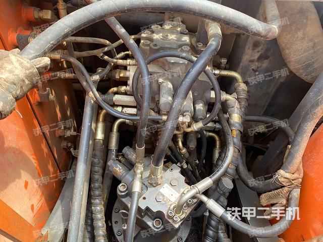 回转马达和主控阀（整机外观）