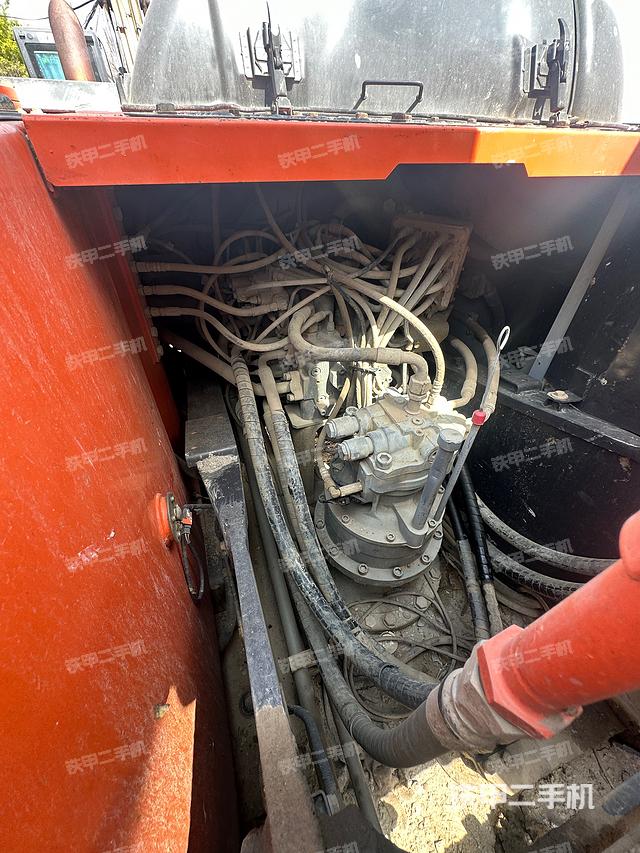 回转马达和主控阀（整机外观）