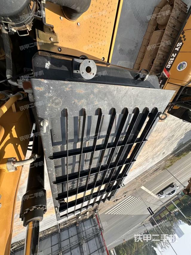 駕駛室頂部(整機(jī)外觀) 駕駛室頂部(整機(jī)外觀)