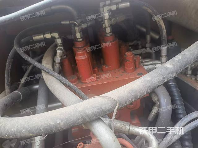 回轉(zhuǎn)馬達(dá)和主控閥（整機(jī)外觀）