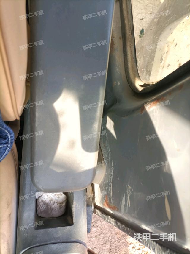 座椅左側(cè)控制臺/音響/含左手柄(駕駛室部分) 座椅左側(cè)控制臺/音響/含左手柄(駕駛室部分)