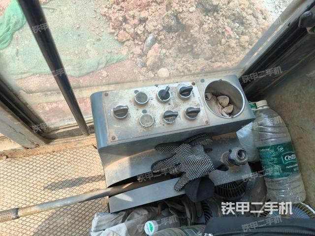 左側(cè)正面照（壓路機駕駛室）