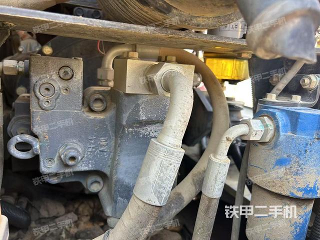 液压泵舱室正面整体（整机外观）