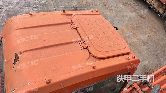 駕駛室頂部(整機(jī)外觀) 駕駛室頂部(整機(jī)外觀)