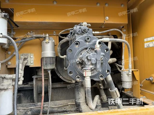 液壓泵艙室正面整體(整機外觀) 液壓泵艙室正面整體(整機外觀)