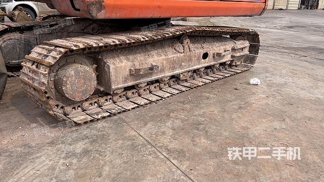 單側(cè)履帶整體(整機(jī)外觀) 單側(cè)履帶整體(整機(jī)外觀)