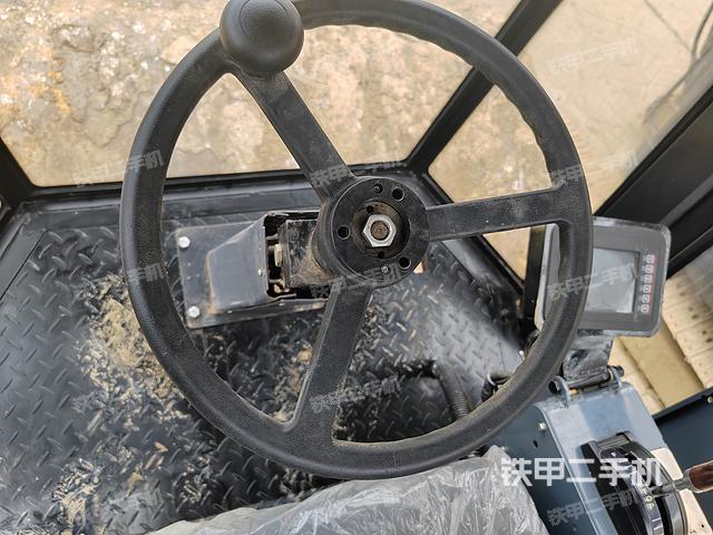 驾驶室操作台（设备外观及核心部件）