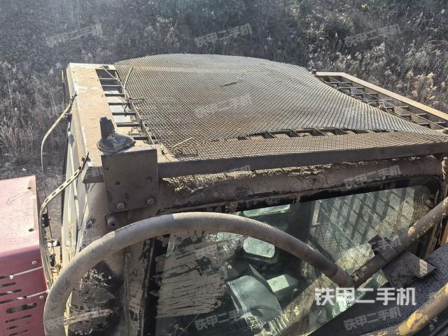 駕駛室頂部(整機(jī)外觀) 駕駛室頂部(整機(jī)外觀)