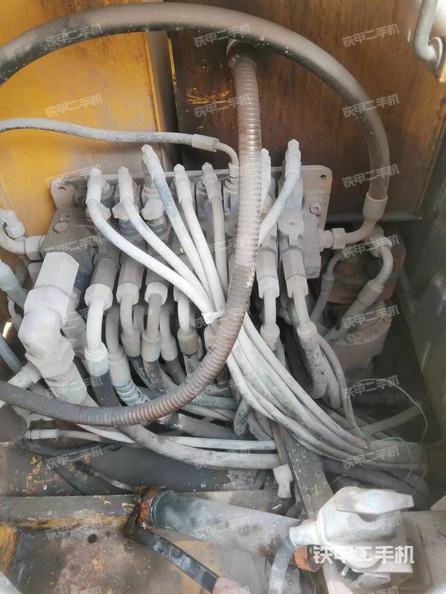 回轉(zhuǎn)馬達(dá)和主控閥（整機(jī)外觀）