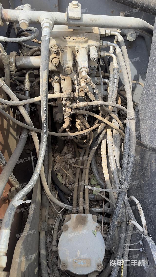 液压泵舱室正面整体（整机外观）