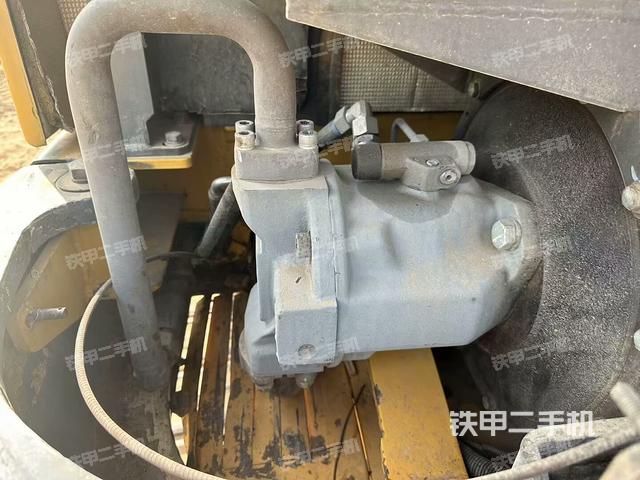 液壓泵艙室正面整體(整機外觀) 液壓泵艙室正面整體(整機外觀)