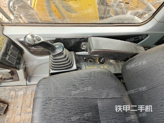 座椅右側控制臺/鑰匙門/油門/含右手柄(駕駛室部分) 座椅右側控制臺/鑰匙門/油門/含右手柄(駕駛室部分)