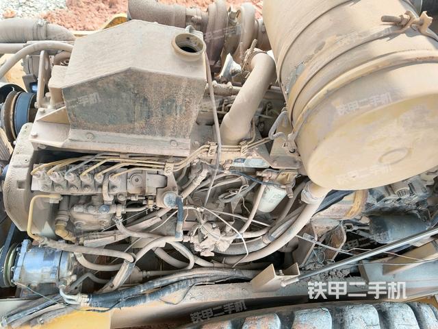 發(fā)動機右側(cè)全景（壓路機發(fā)動機艙）