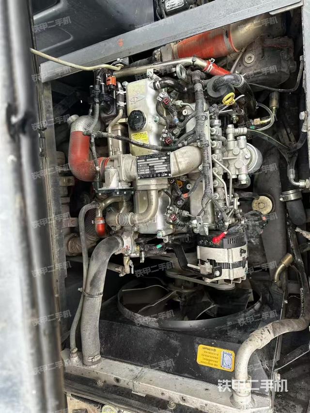 回轉(zhuǎn)馬達和主控閥(整機外觀) 回轉(zhuǎn)馬達和主控閥(整機外觀)