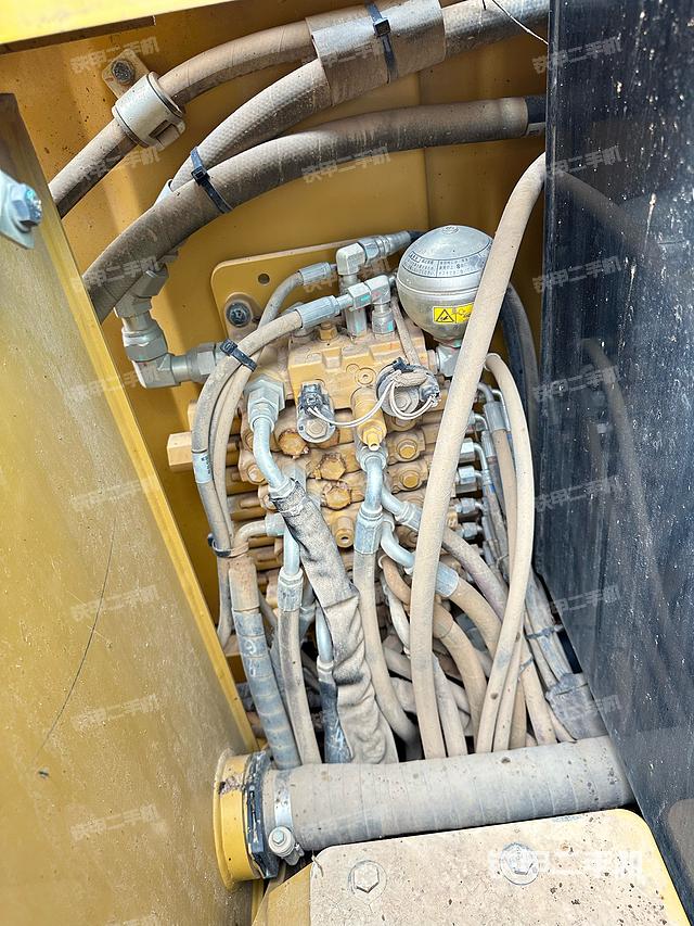 回转马达和主控阀（整机外观）