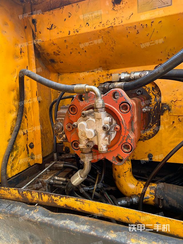 液压泵舱室正面整体（整机外观）