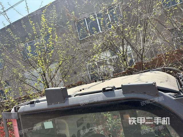 駕駛室頂部(整機外觀) 駕駛室頂部(整機外觀)