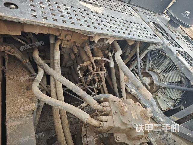 回轉(zhuǎn)馬達(dá)和主控閥（整機(jī)外觀(guān)）