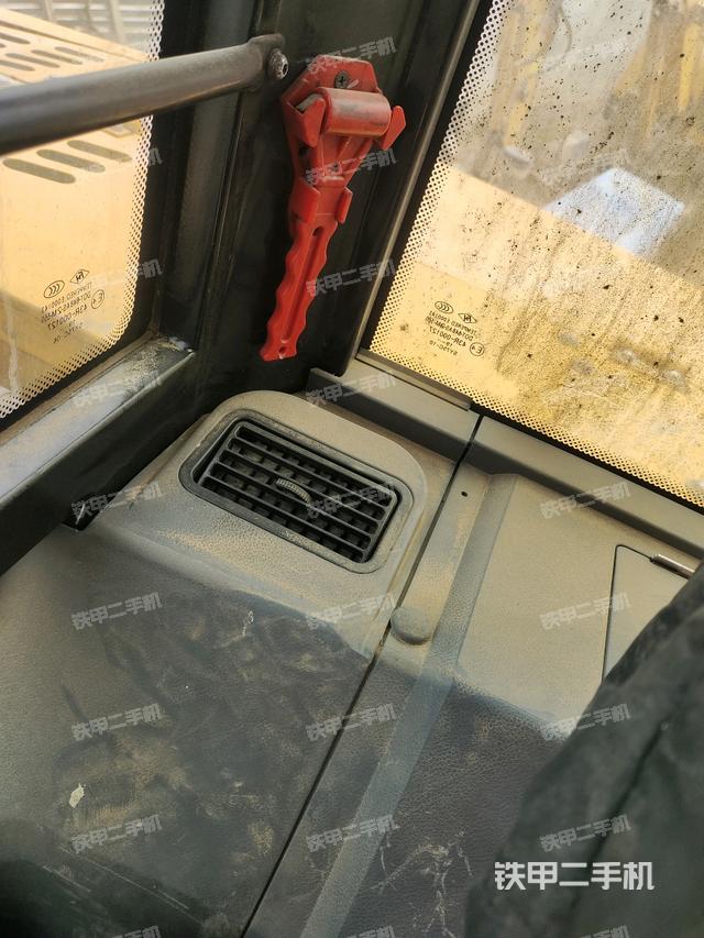 后窗玻璃角標（駕駛室部分）