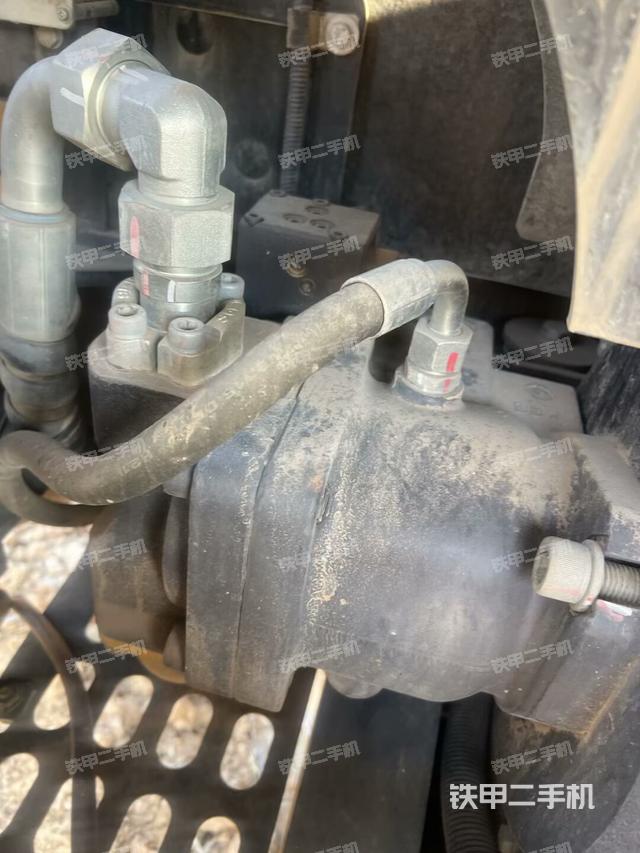 液壓泵艙室正面整體(整機外觀) 液壓泵艙室正面整體(整機外觀)