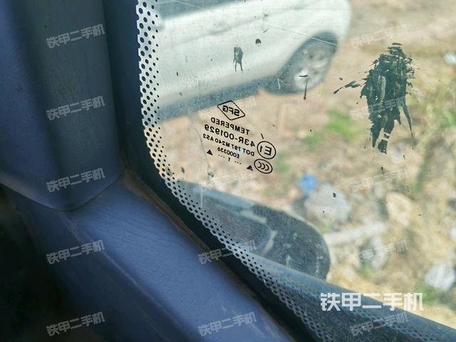 行走控制手柄和踏板?俯拍(駕駛室部分) 行走控制手柄和踏板?俯拍(駕駛室部分)