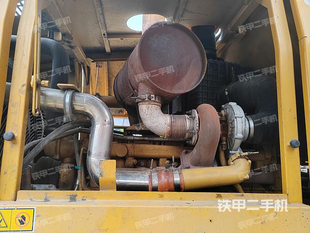 發(fā)動機(jī)右側(cè)（整機(jī)外觀及大件）