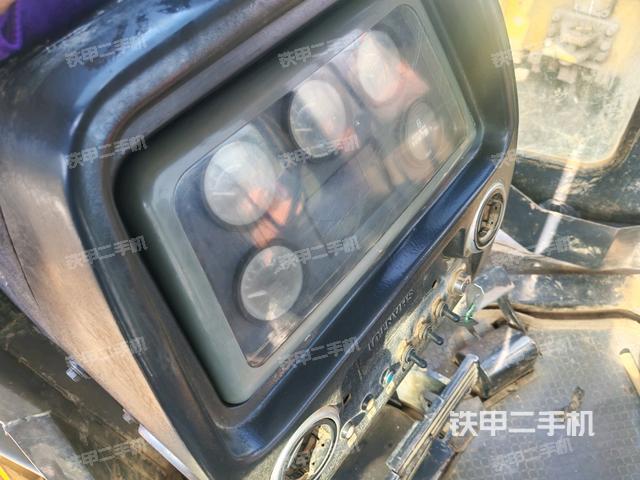 駕駛室內(nèi)部全景(推土機駕駛室) 駕駛室內(nèi)部全景(推土機駕駛室)