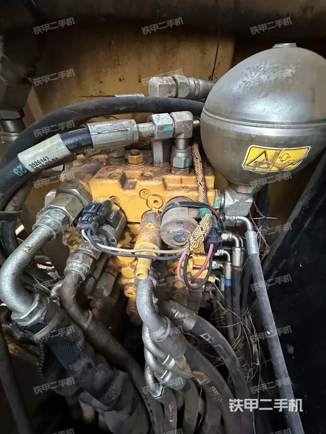 回转马达和主控阀（整机外观）