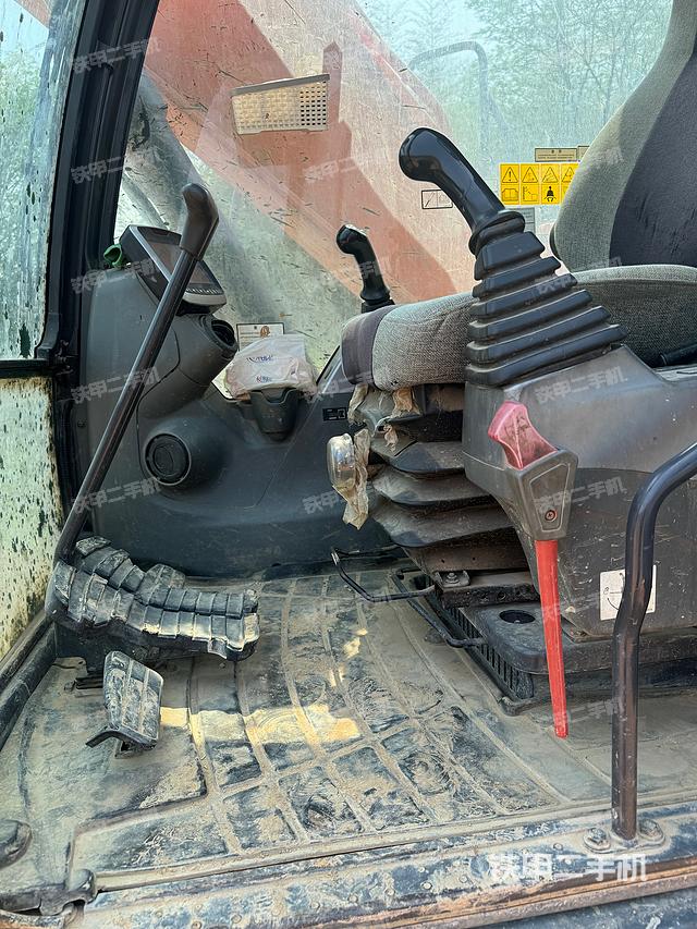 駕駛室整體(整機(jī)外觀) 駕駛室整體(整機(jī)外觀)