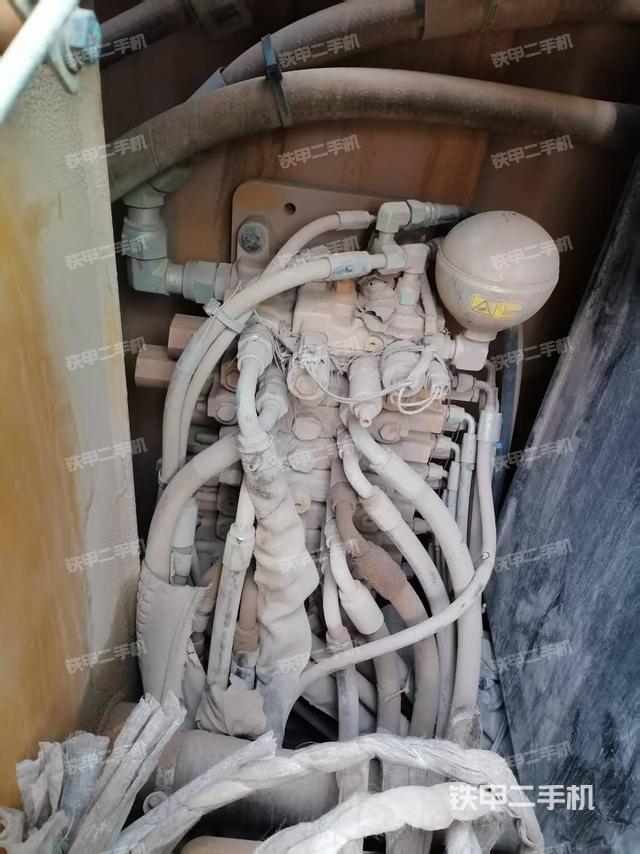 回轉(zhuǎn)馬達(dá)和主控閥（整機(jī)外觀）