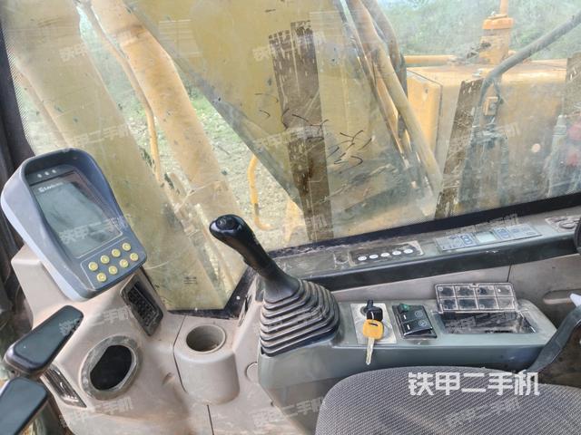 行走控制手柄和踏板?俯拍(駕駛室部分) 行走控制手柄和踏板?俯拍(駕駛室部分)