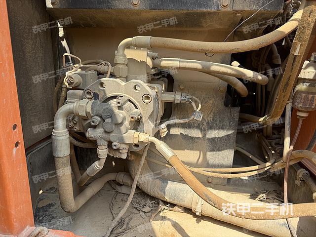 液壓泵艙室正面整體(整機(jī)外觀) 液壓泵艙室正面整體(整機(jī)外觀)