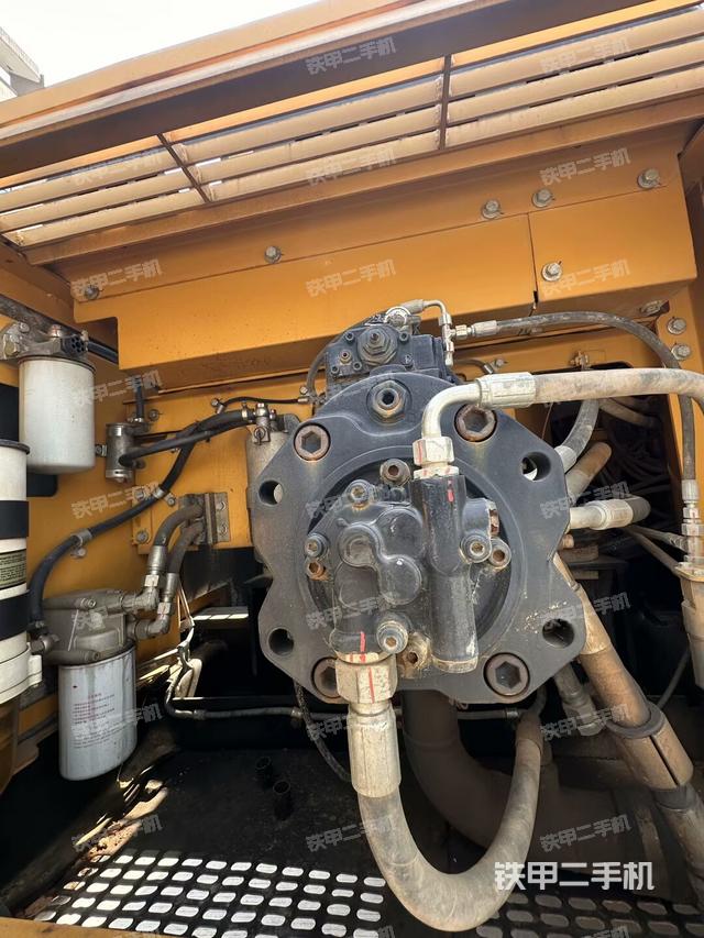 液壓泵艙室正面整體(整機(jī)外觀) 液壓泵艙室正面整體(整機(jī)外觀)