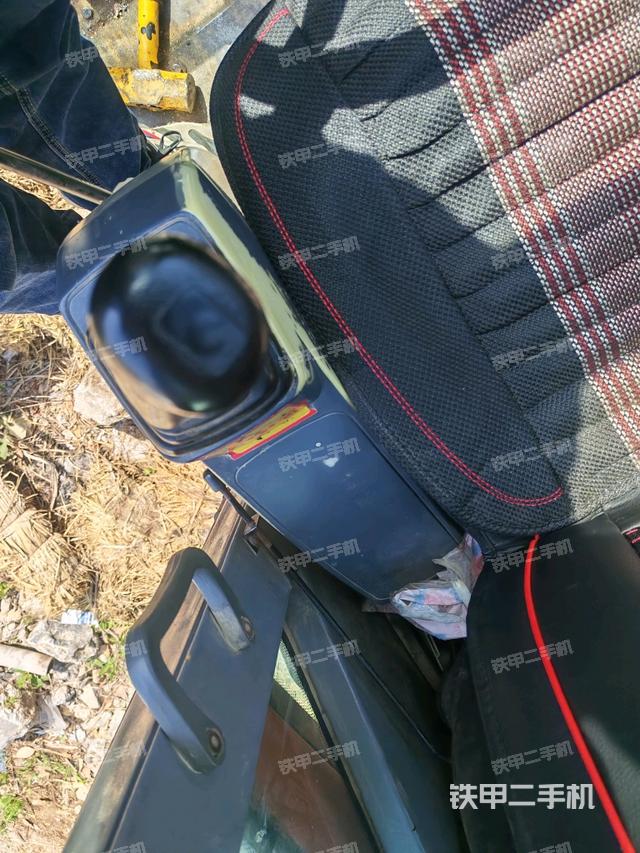 座椅左側控制臺/音響/含左手柄(駕駛室部分) 座椅左側控制臺/音響/含左手柄(駕駛室部分)