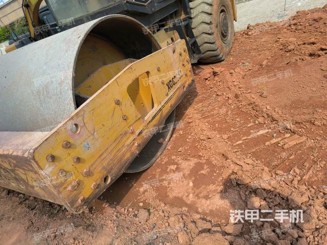 后輪左側(cè)全景（壓路機前后車架）