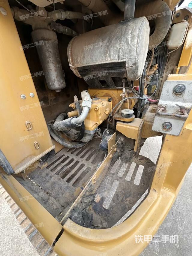 液压泵舱室正面整体（整机外观）