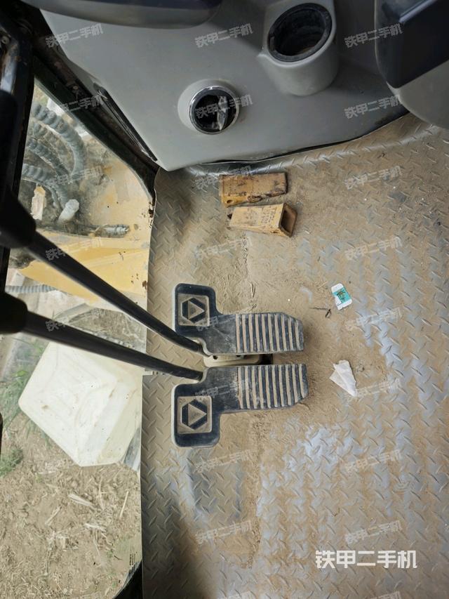 行走控制手柄和踏板?俯拍（駕駛室部分）