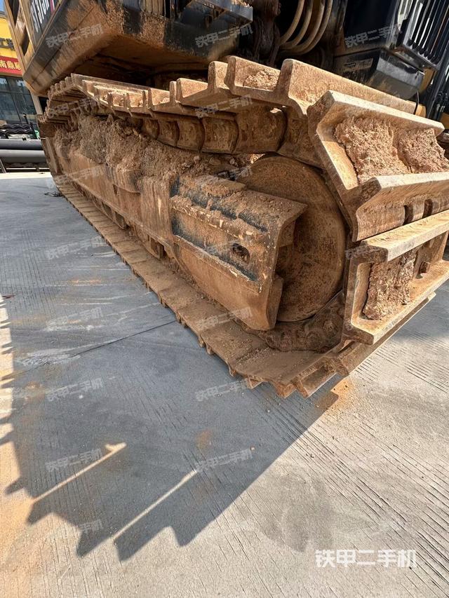 單側(cè)履帶整體(整機(jī)外觀) 單側(cè)履帶整體(整機(jī)外觀)